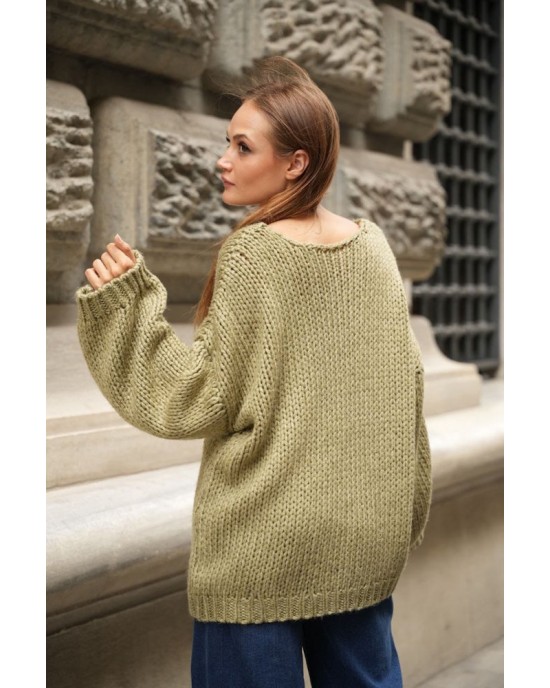 Λαδί Πλεκτό Πουλόβερ με V Λαιμόκοψη – Oversized Fit- 360